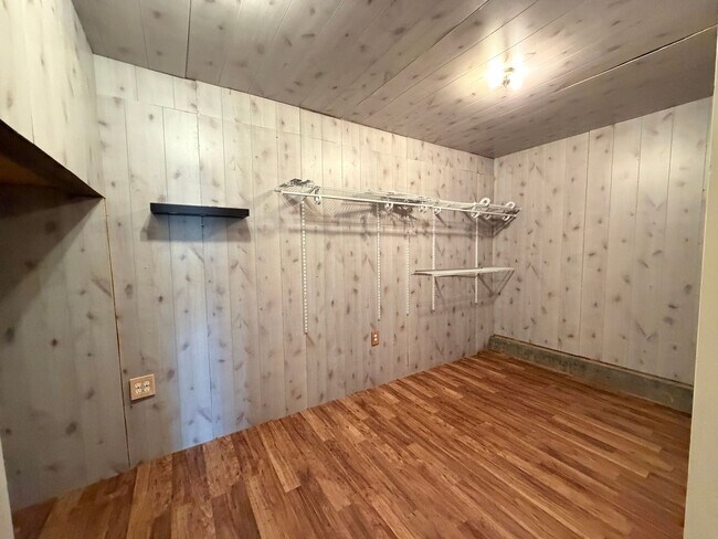 Building Photo - Flintwood- JK