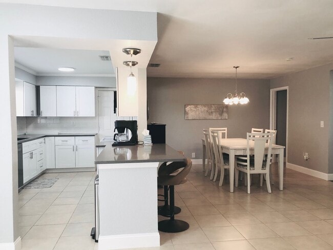 Building Photo - Experience this Short Term Furnished Off season Single Family 2/2 Pool home.