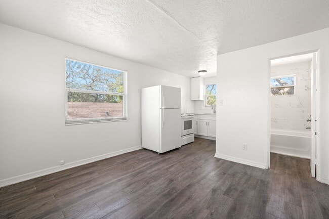 Building Photo - NEWLY RENOVATED Home For Rent in St Petersburg!