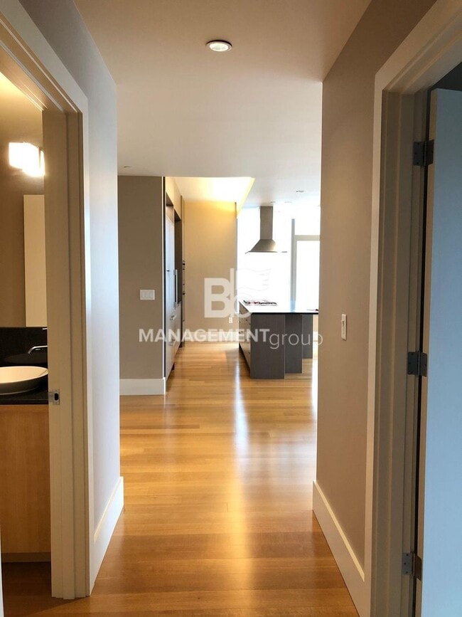 Building Photo - The Metropolitan, Pearl District's only 3b...