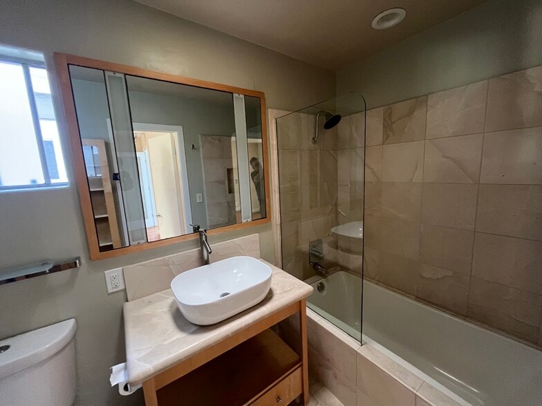 Bath 1 - 1122 La Mirada St