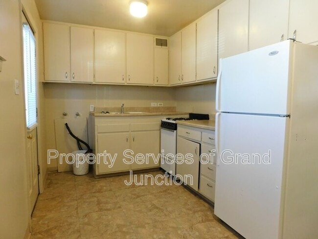 Building Photo - 1368 Elm Ave