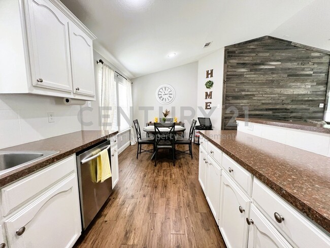 Building Photo - Well Maintained 4/2/2 Nestled on Cul-De-Sa...