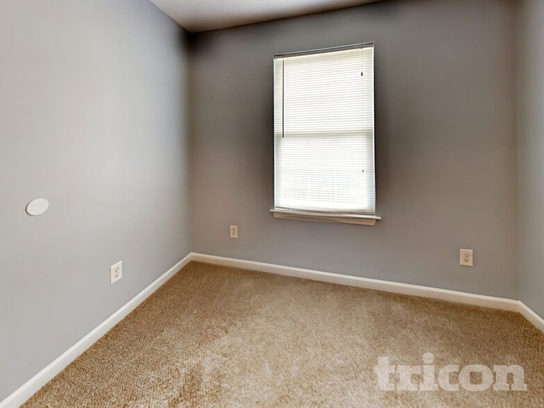 Building Photo - 120 Oakbrook Village Rd