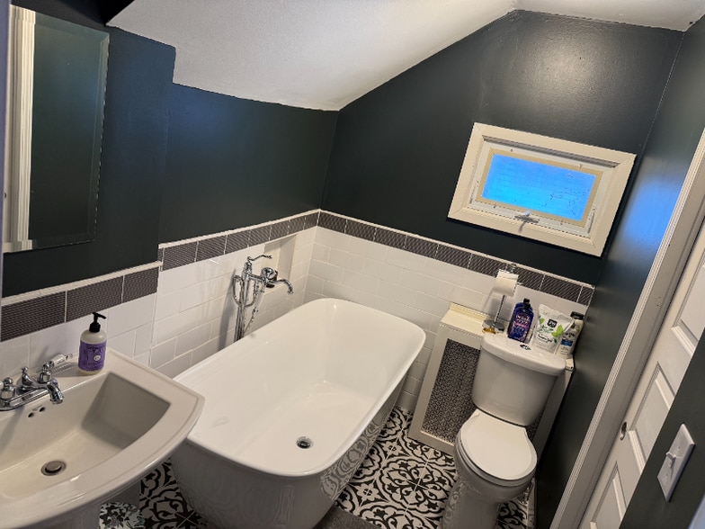 Building Photo - 1139 Maryland Ave E