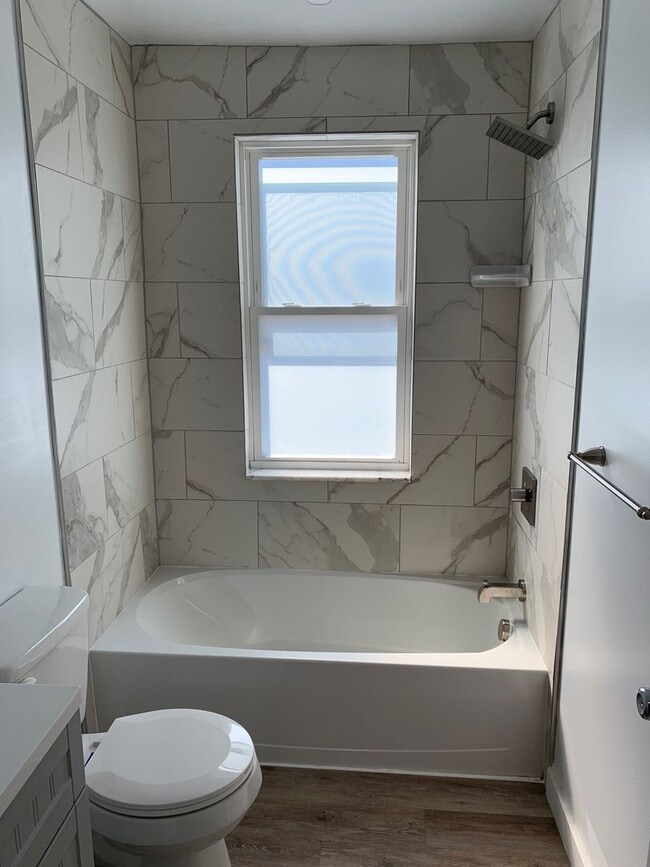 Building Photo - Luxury home in south side flats, perfect l...