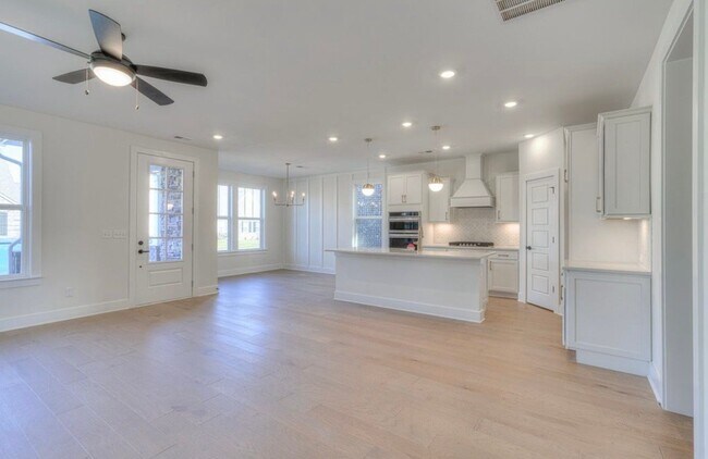 Building Photo - 9131 Headwaters Dr
