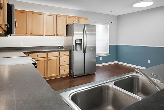 Building Photo - Spacious 2 Story, 4 BR, 2.5 BA, 2 Car Gara...