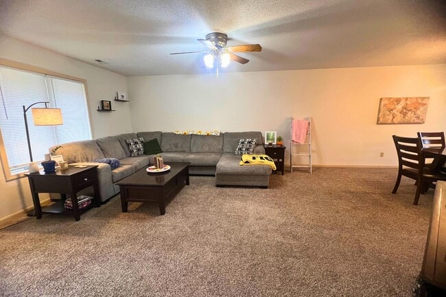 Building Photo - 2402 Garden Dr