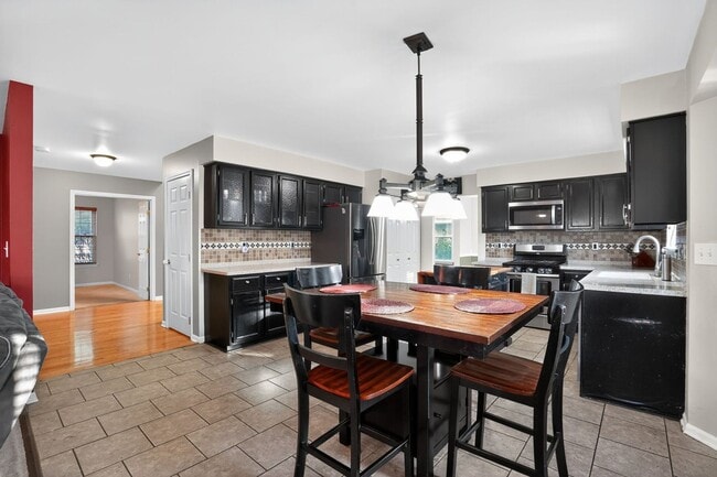 Building Photo - Spacious 4BR House in Oswego