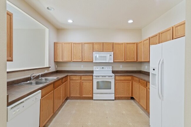 Building Photo - Double Primary Suite Townhome 2 bed, 2.5 b...