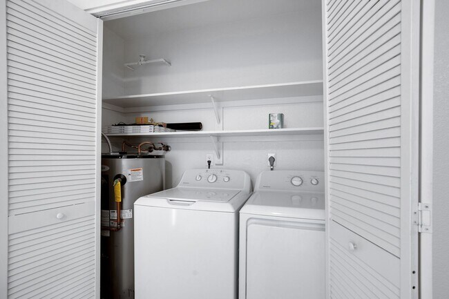 Building Photo - Private 2/2  Unit • Quiet Community • Prime North Phoenix Location