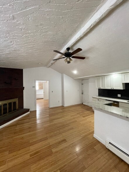 Building Photo - 241 Maverick St