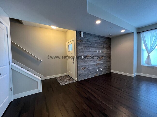 Building Photo - Stunning Townhome in Draper Creekside Comm...