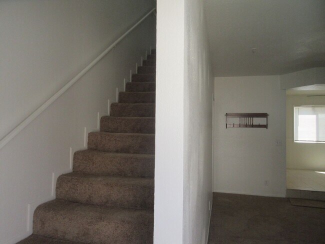 Building Photo - Wonderful townhouse on Glenoaks!