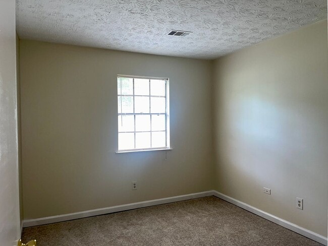 Building Photo - 3 Bed/2 Bath Ranch W/ Granite Counters & SS Appliances!