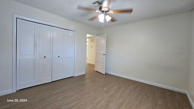 Building Photo - Stunning 3bed/2bath home nestled in a grea...