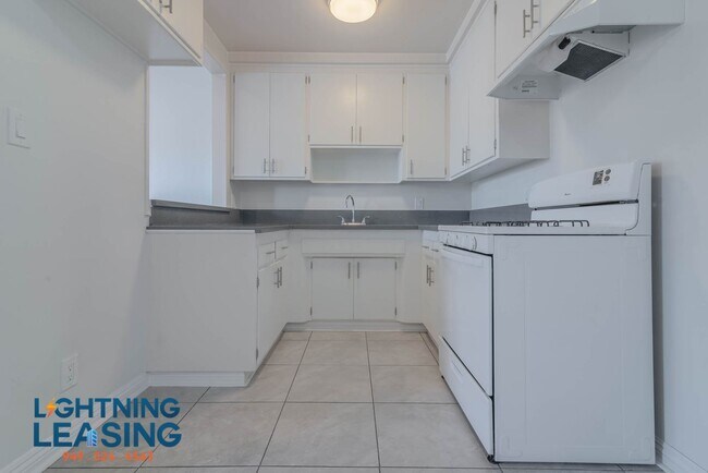 Building Photo - 1321 N Harvard Blvd