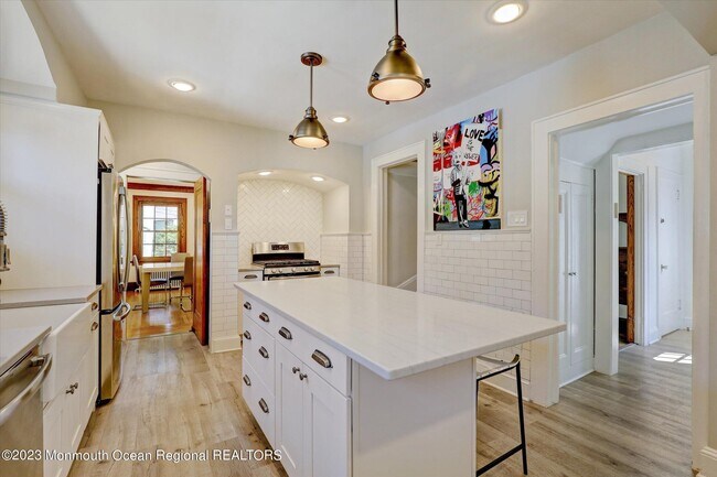 Building Photo - 570 N Edgemere Dr