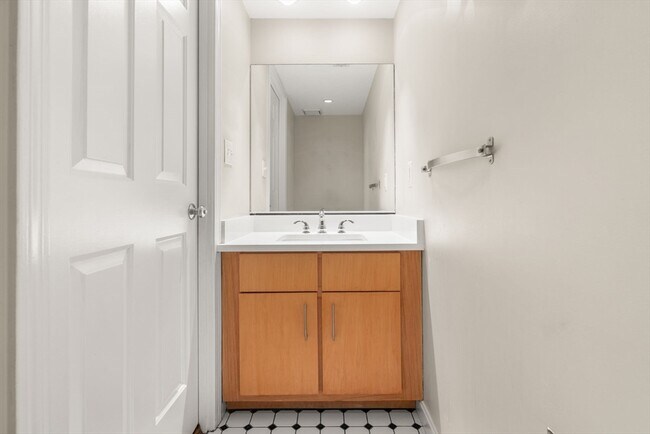 Building Photo - 420 Medford St