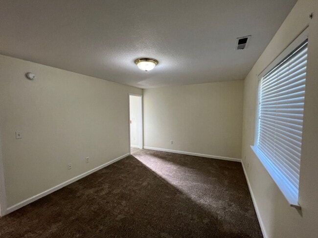 Building Photo - Great 3 Bedroom Home in Green!