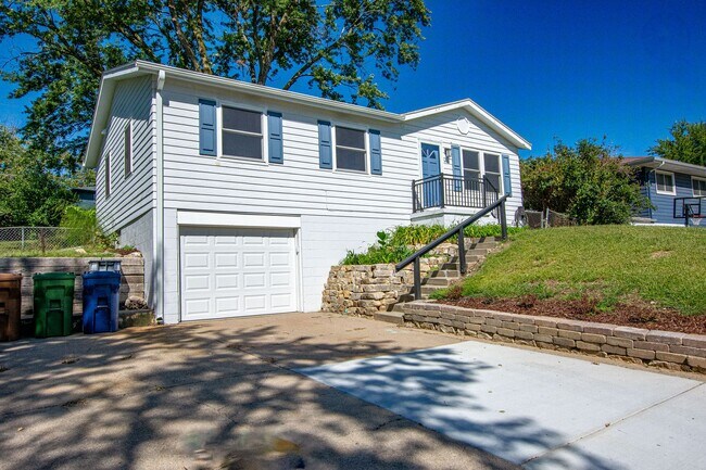 Building Photo - Beautifully Remodeled 3 Bedroom / 2 Bath i...