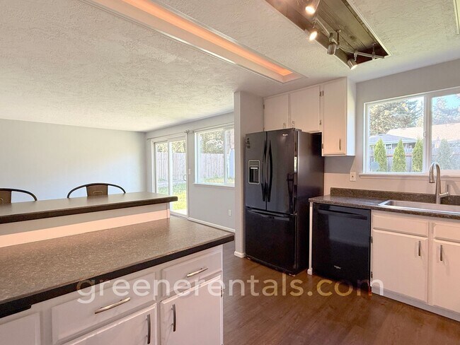 Building Photo - 3BD/1.5BA in Desired West Olympia Location