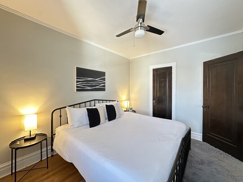 Building Photo - 1911 W Larchmont Ave