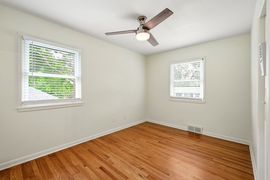 Building Photo - 303 S.W. Pinnell Dr