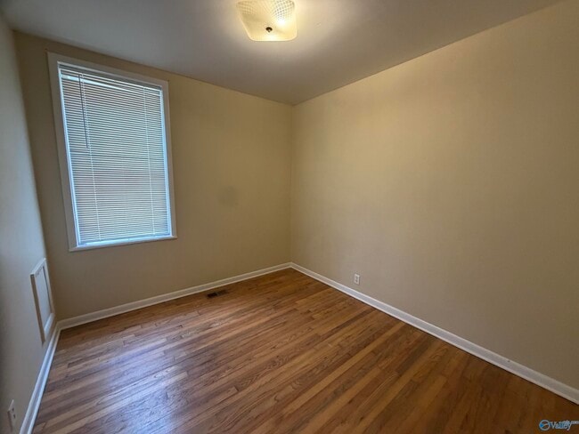 Building Photo - 1318 9th Ave SE