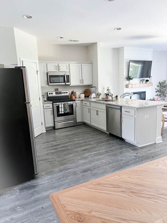 Building Photo - 3 Bedroom Townhome