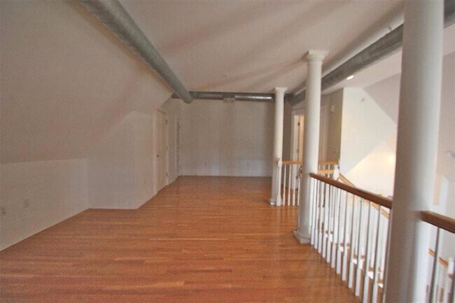 Building Photo - 275 S Limestone