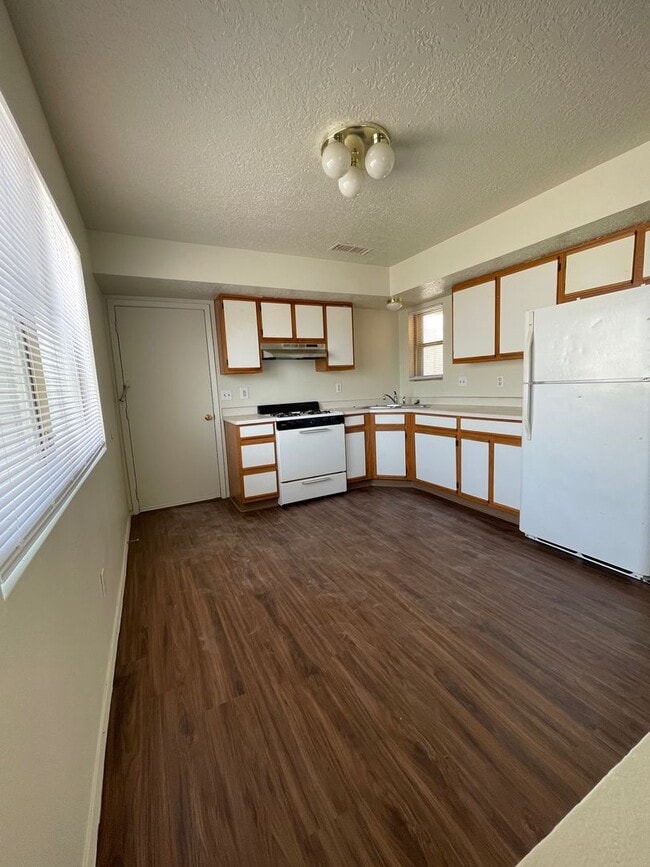 Building Photo - 956 Harrison Dr NE