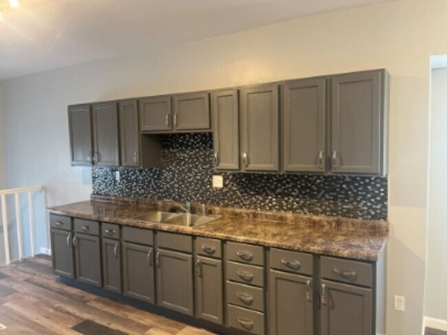 Building Photo - 2 Bed Available now!