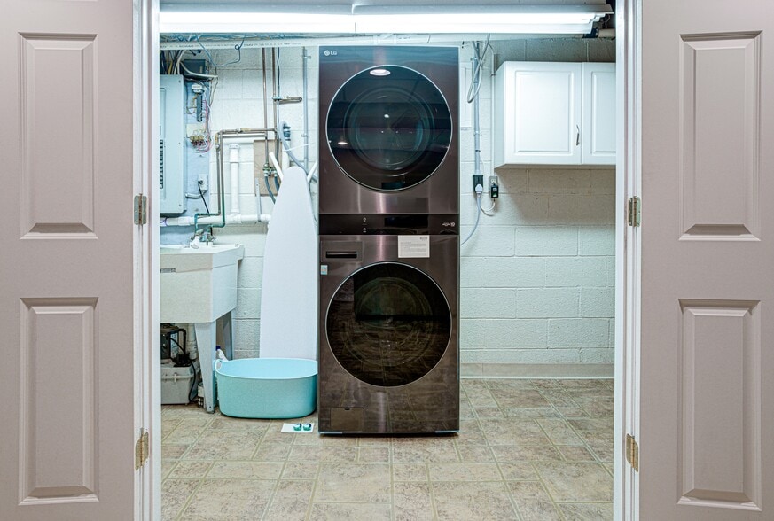 Building Photo - 7 Carol Ln