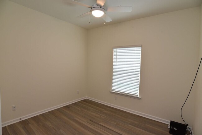 Building Photo - Charming Town Home Available