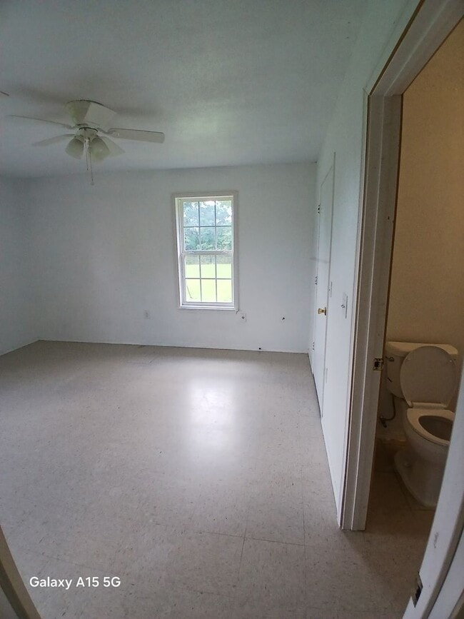 Building Photo - 3 Bedroom 2 bath