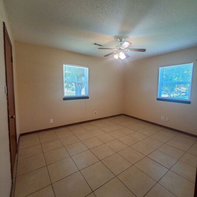 Building Photo - 2429 N Market Ave