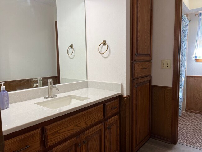 Building Photo - Spacious 3 Bedroom