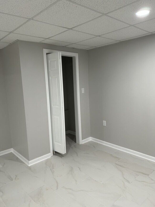 Building Photo - Home with Basement Apartment in Newnan, GA