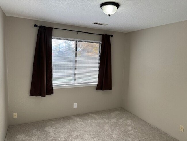 Building Photo - SINGLE LEVEL 3 BEDROOM HOME, FENCED IN YARD