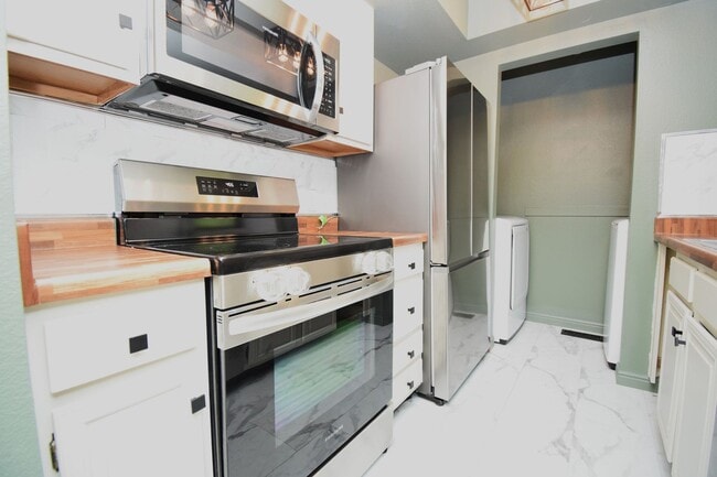 Building Photo - Charming 1 Bed 1 bath Condo in the Heart of Fort Union!!!