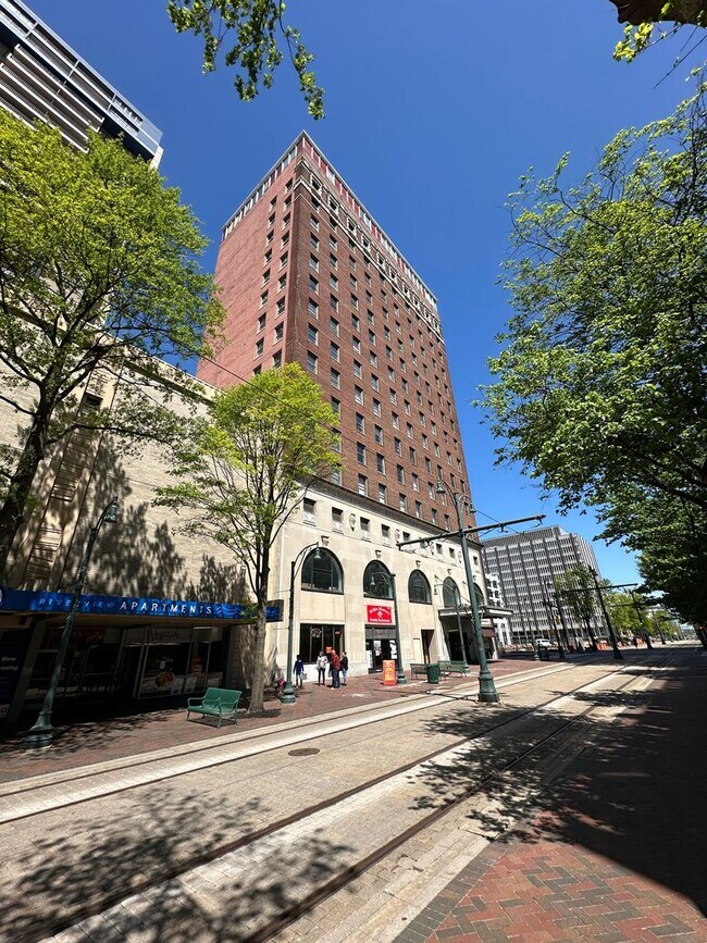 Building Photo - INCLUDES GARAGE PARKING AND INDOOR POOL! 1 BR/1 BA Downtown Memphis Condo in the Historic Claridg...