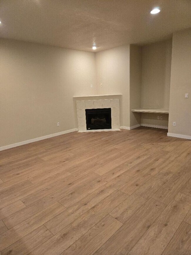 Building Photo - All Brand New flooring-$500 off 1st month !  Walking Trails & Park close by... easy access to Por...