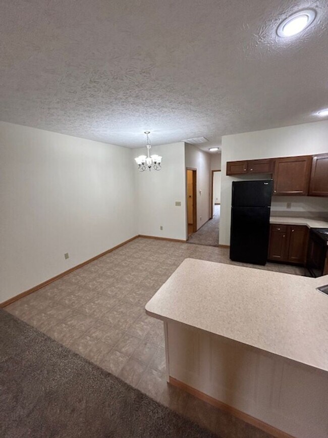 Building Photo - 1 Bedroom Apartment with Garage!