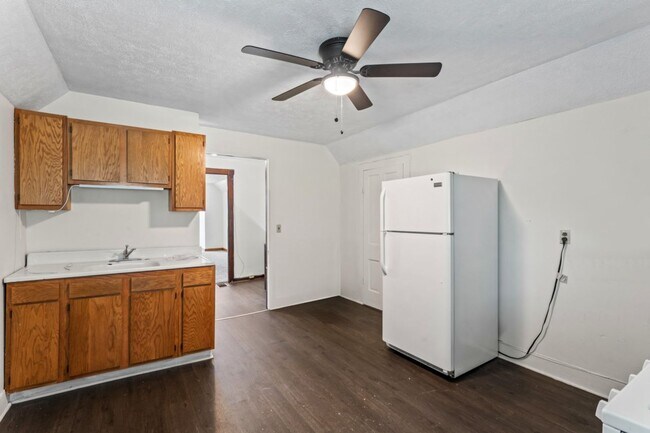 Building Photo - 817 Rubel Ave