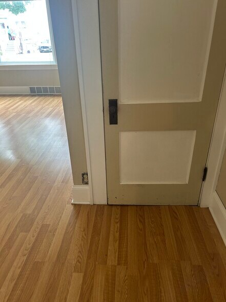 Building Photo - 3041 S Hanson Ave