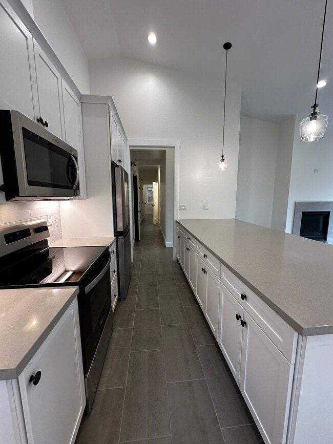 Building Photo - New Construction in Down Town Bishop West side!