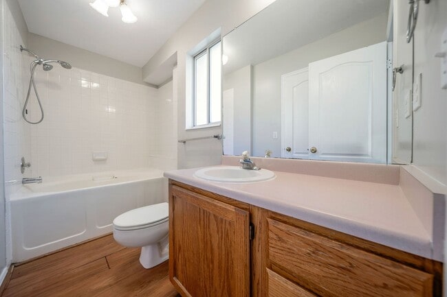 Building Photo - Spacious Sandy Rambler w 2 car attached