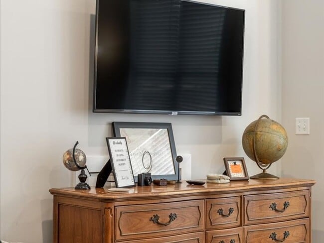 Building Photo - Flexible Lease Lengths! Furnished Southside Townhome